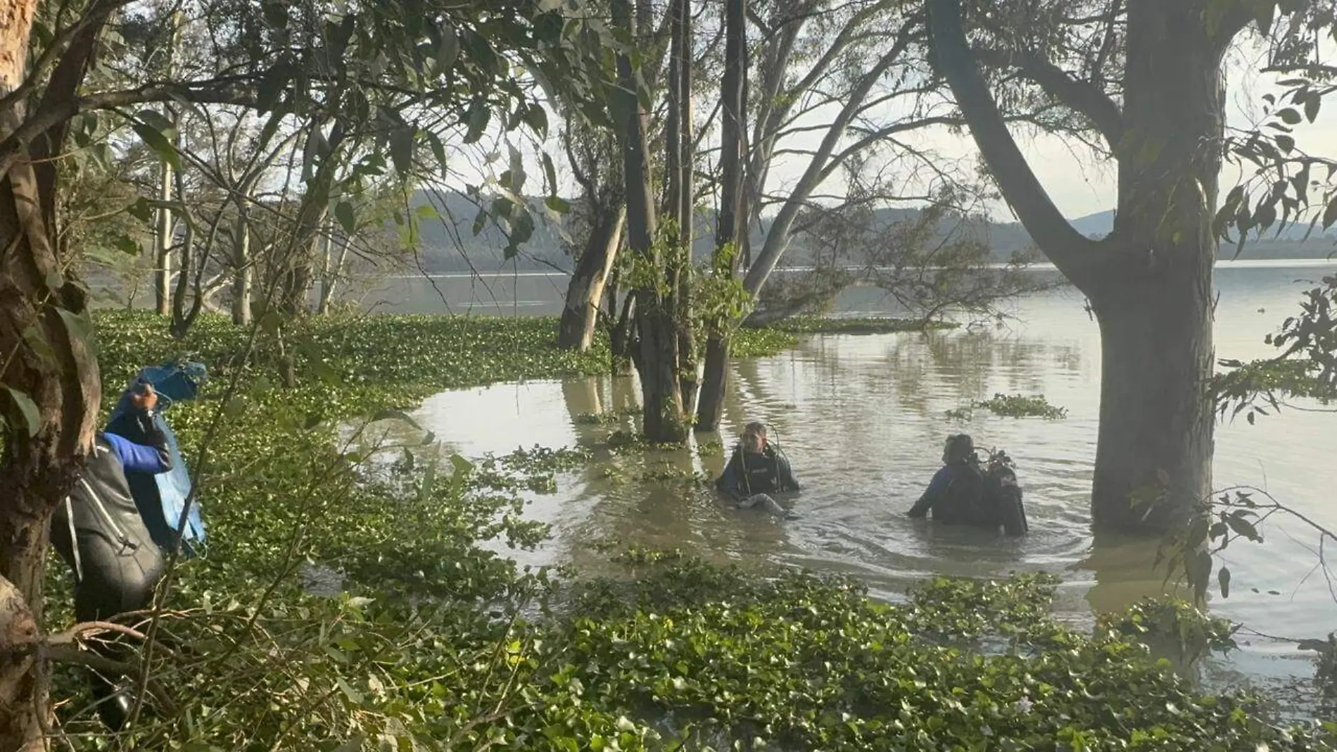 Elementos de la Comisión de Búsqueda de Personas Michoacán en la presa de Cointzio